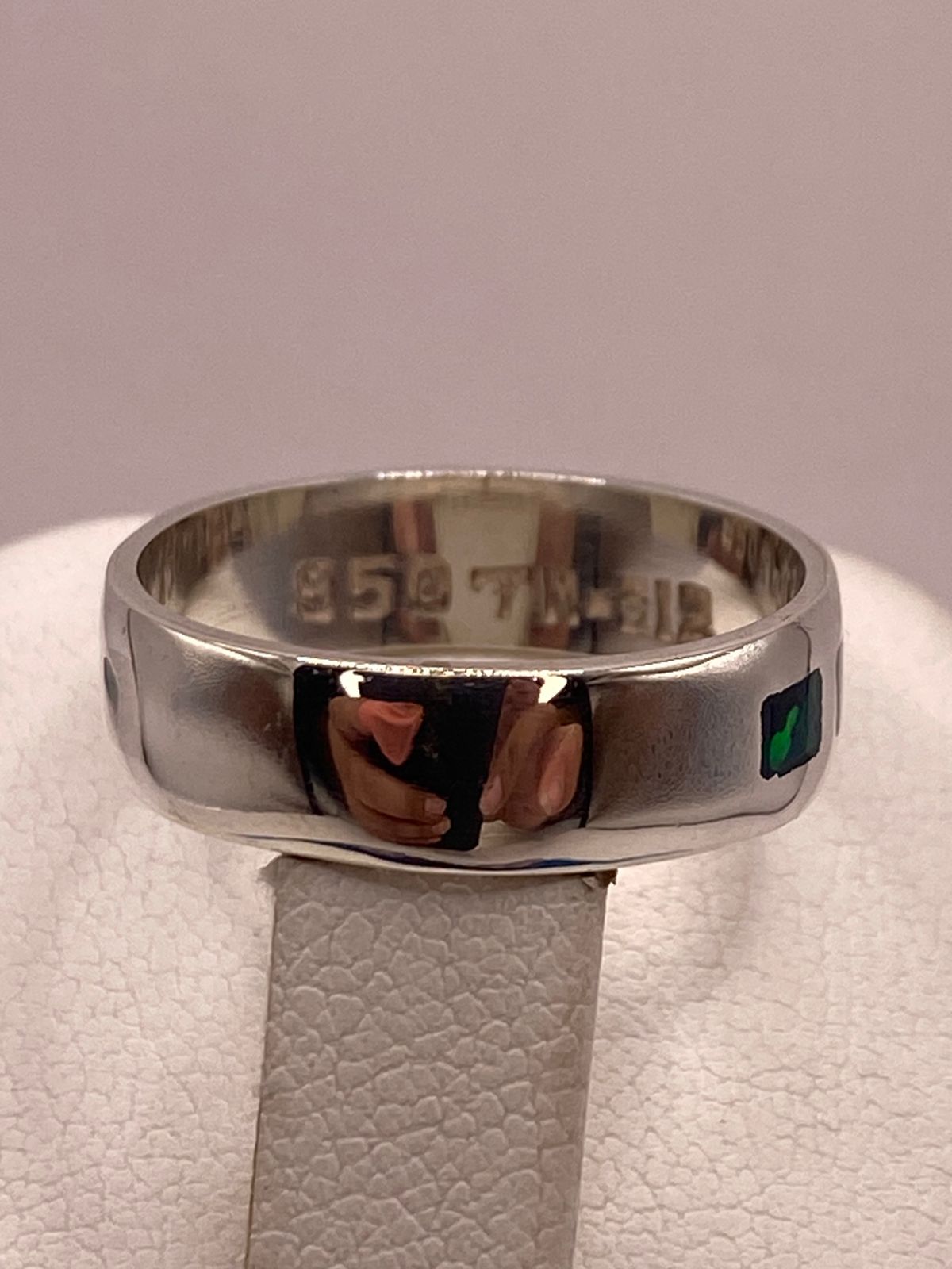 ANILLO DE PLATA LEY 950 CON INCRUSTACIONES RECTANGULARES  DE ÓPALO DE FUEGO