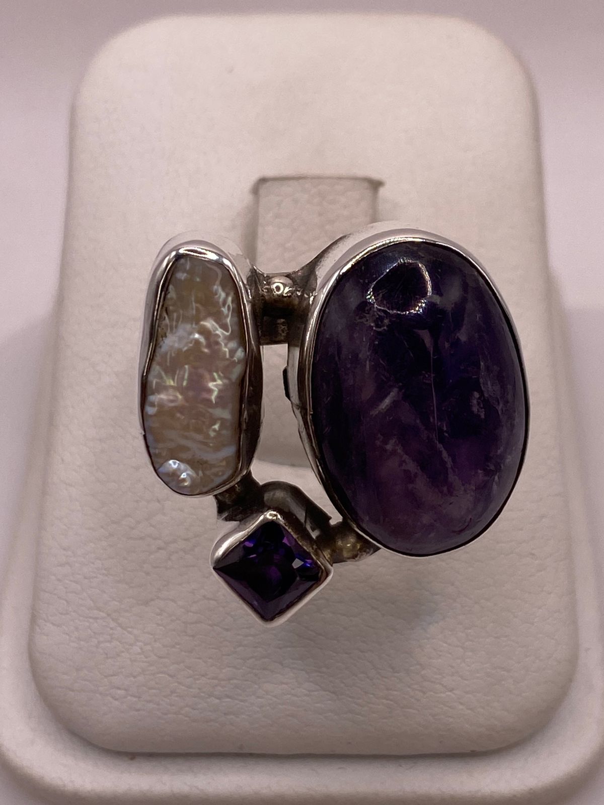 ANILLO DE PLATA LEY 925 CON AMATISTA, NÁCAR Y ZIRCONIA