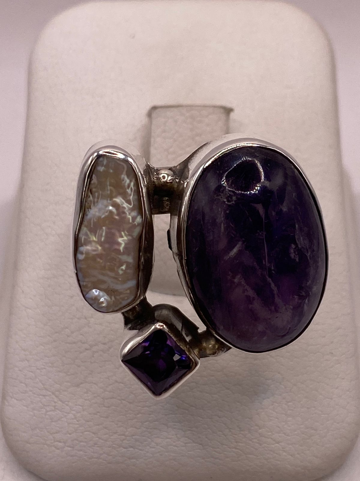 ANILLO DE PLATA LEY 925 CON AMATISTA, NÁCAR Y ZIRCONIA