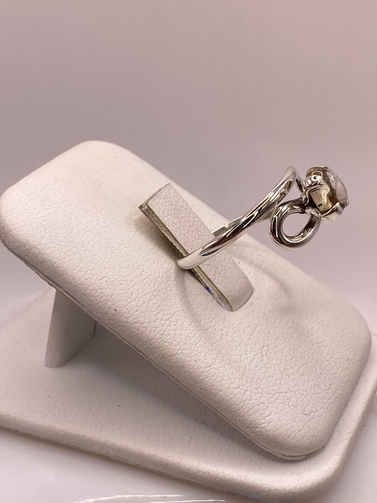 Anillo de Plata Ley 925 con Ámbar Ahumado, vista lateral