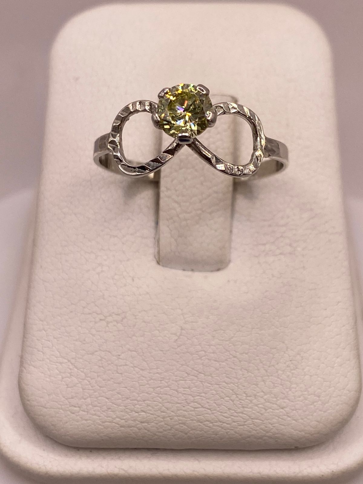 ANILLO DE PLATA LEY 925 DISEÑO INFINITO CON PIEDRA COLOR CITRINO