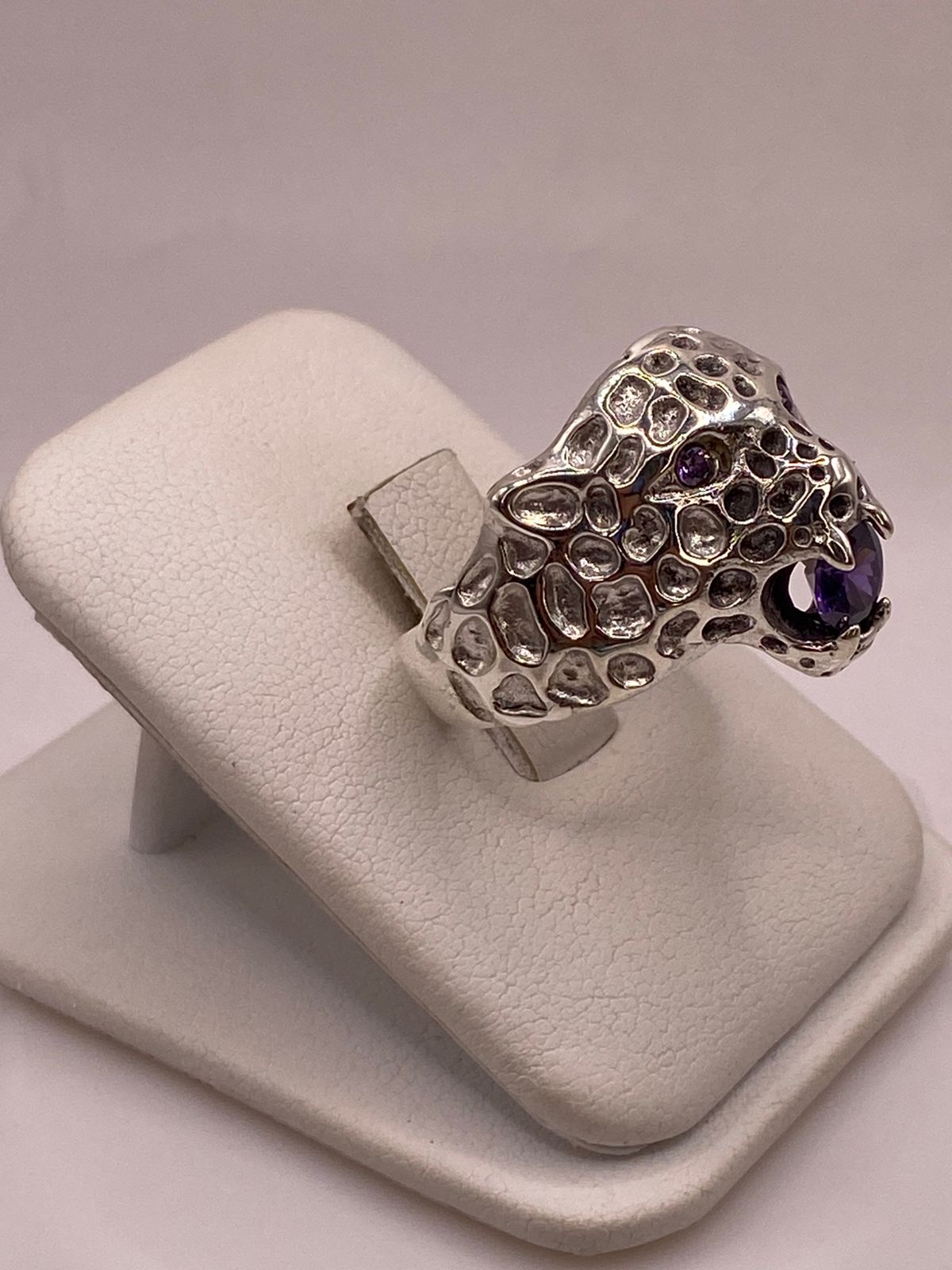 ANILLO DE PLATA LEY 925 DISEÑO JAGUAR CON ZIRCONIAS VIOLETAS