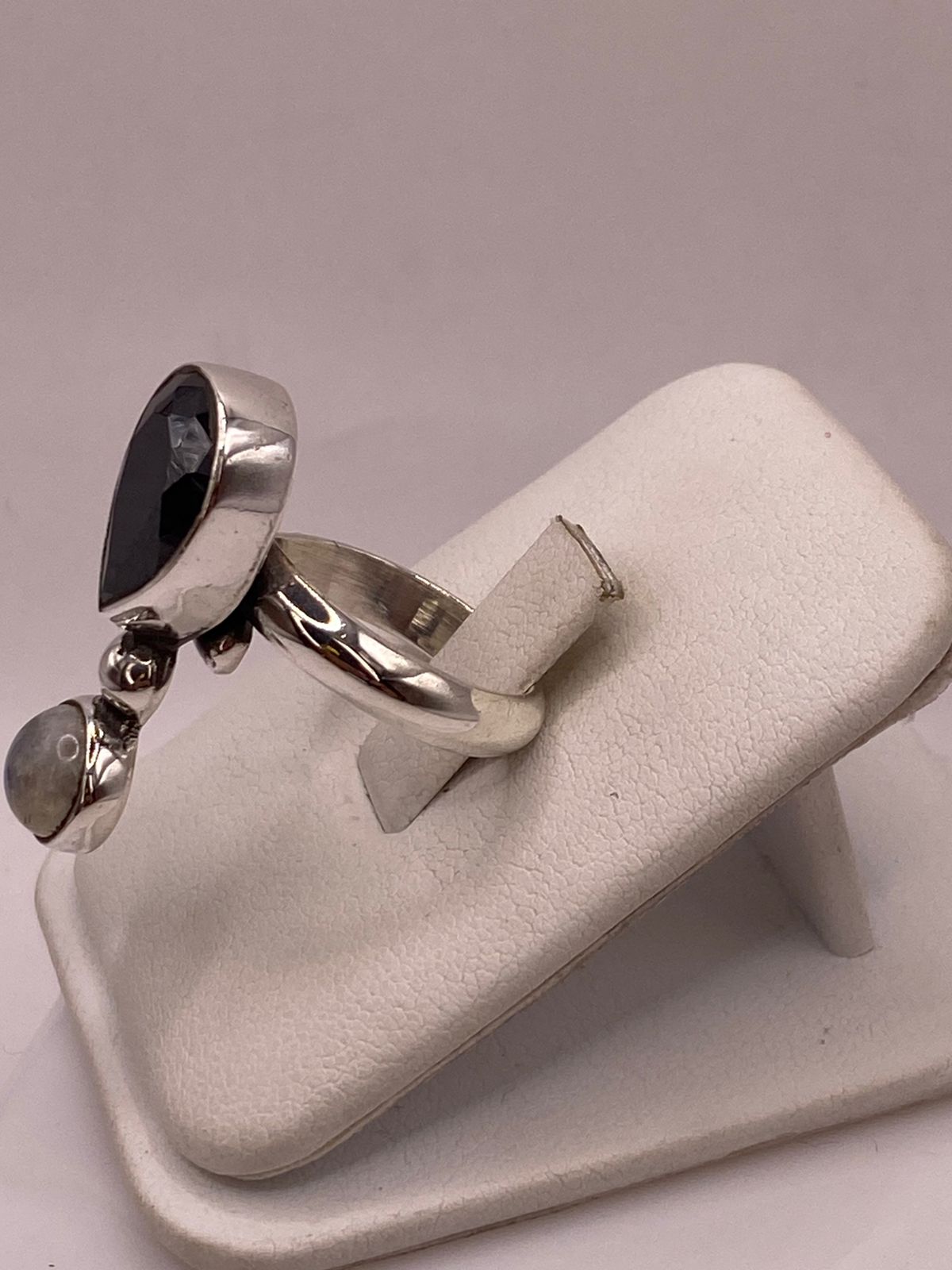 ANILLO DE PLATA LEY 925 CON OBSIDIANA Y PIEDRA LUNA