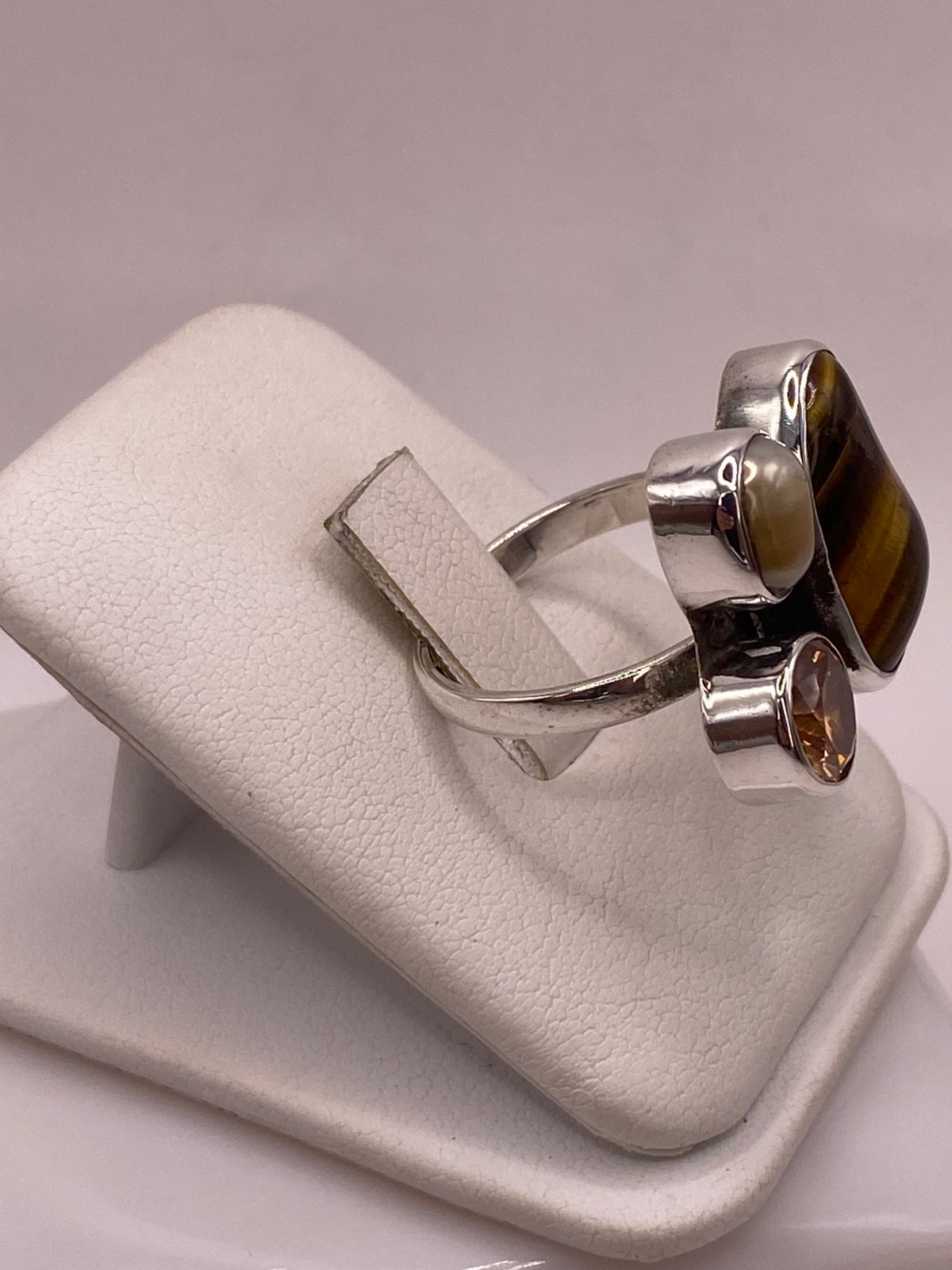 ANILLO DE PLATA LEY 925 CON OJO DE TIGRE, NÁCAR Y ZIRCONIA