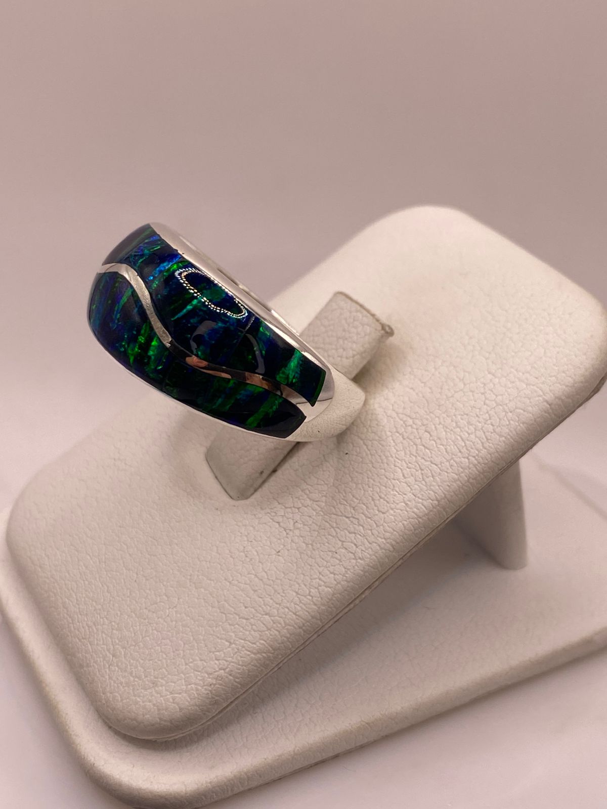ANILLO DE PLATA LEY 925 CON ÓPALO AZUL Y VERDE DISEÑO ENVOLVENTE