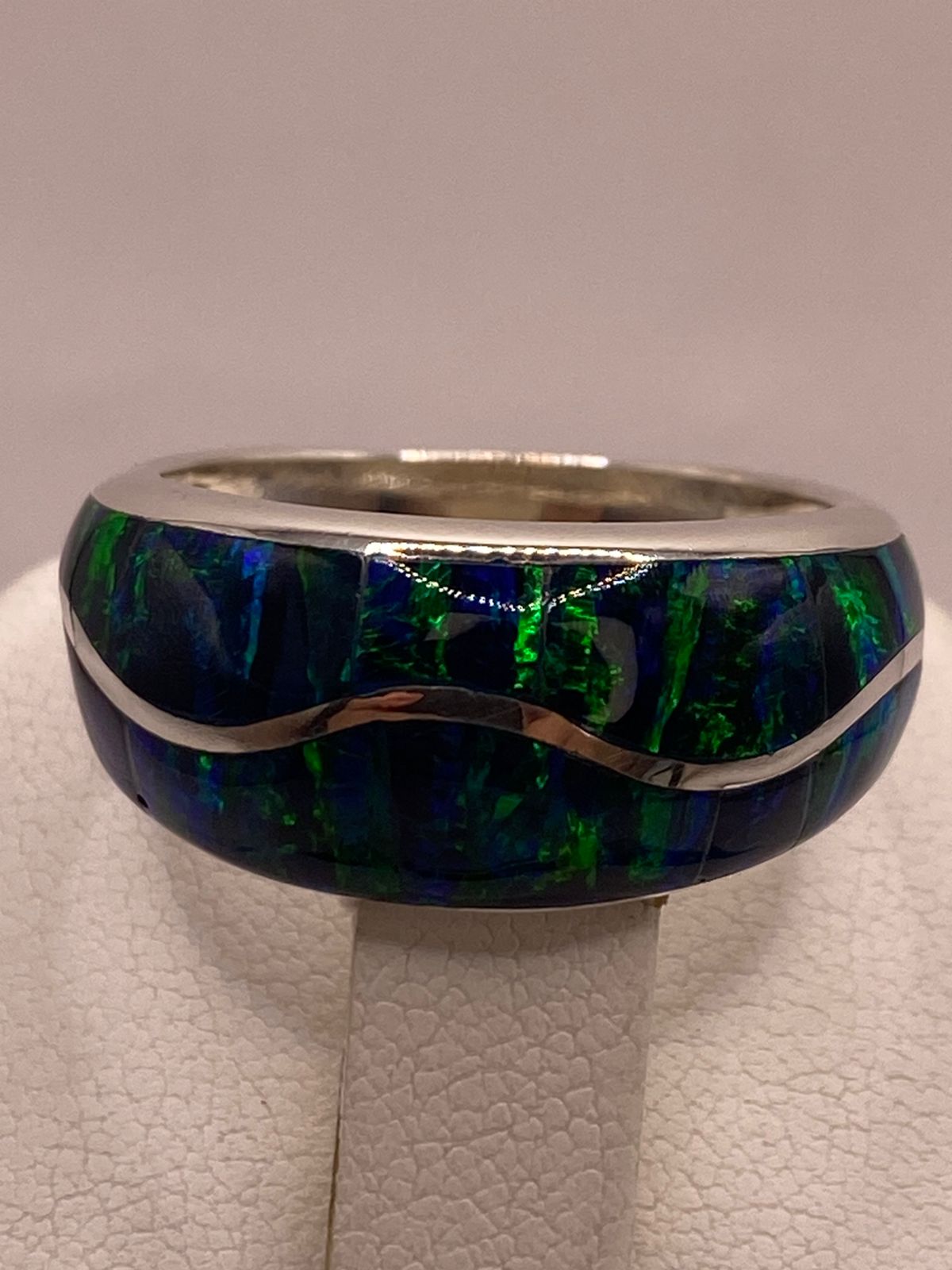 ANILLO DE PLATA LEY 925 CON ÓPALO AZUL Y VERDE DISEÑO ENVOLVENTE