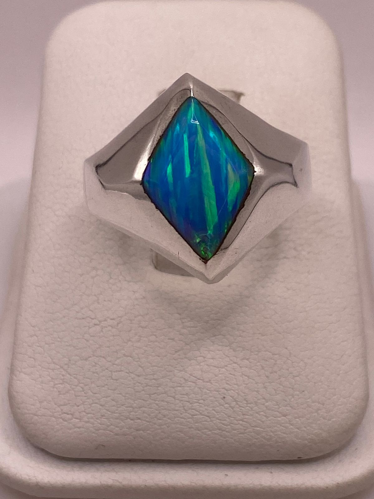 ANILLO DE PLATA LEY 925 CON ÓPALO DE FUEGO AZUL