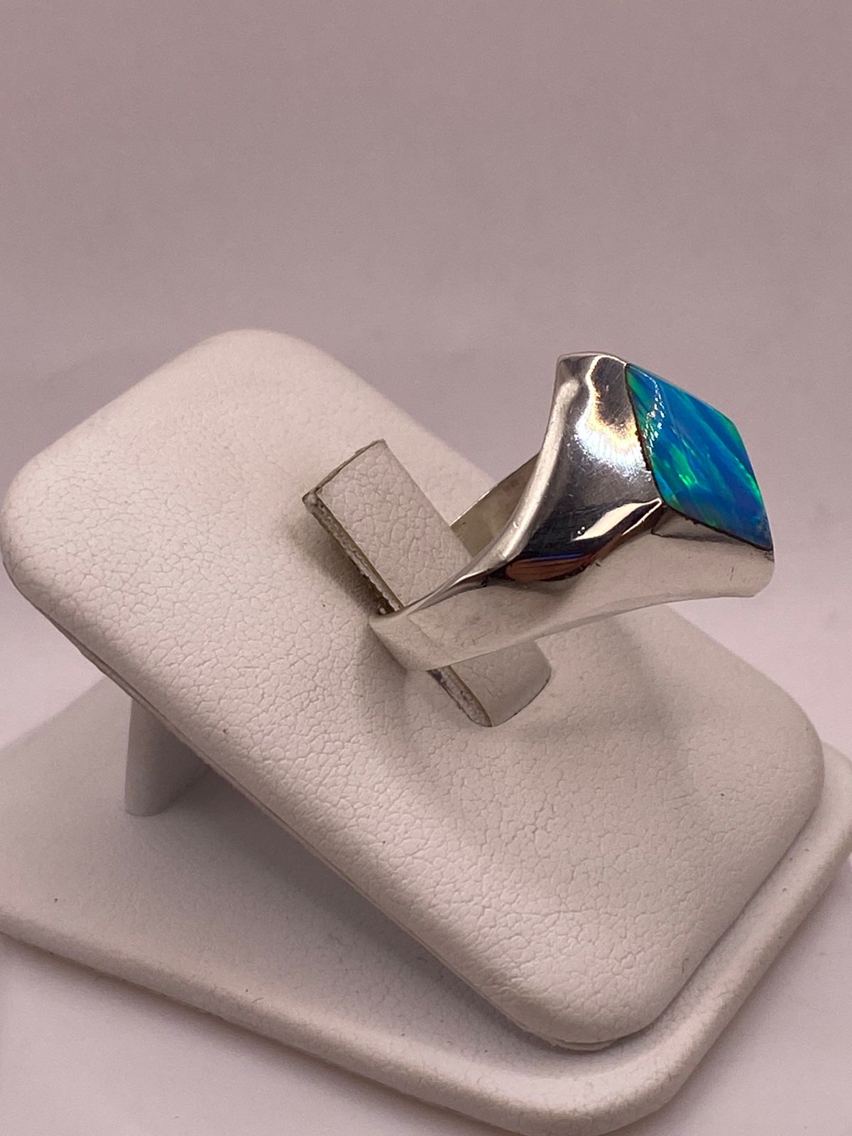 ANILLO DE PLATA LEY 925 CON ÓPALO DE FUEGO AZUL