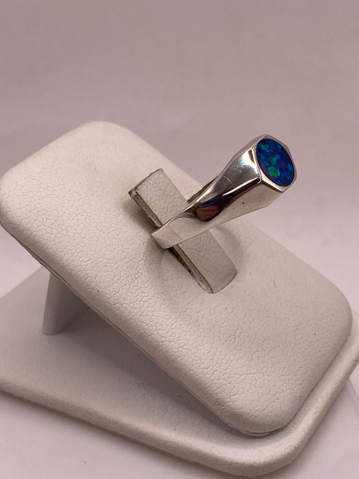 ANILLO DE PLATA LEY 925 CON ÓPALO DE FUEGO AZUL