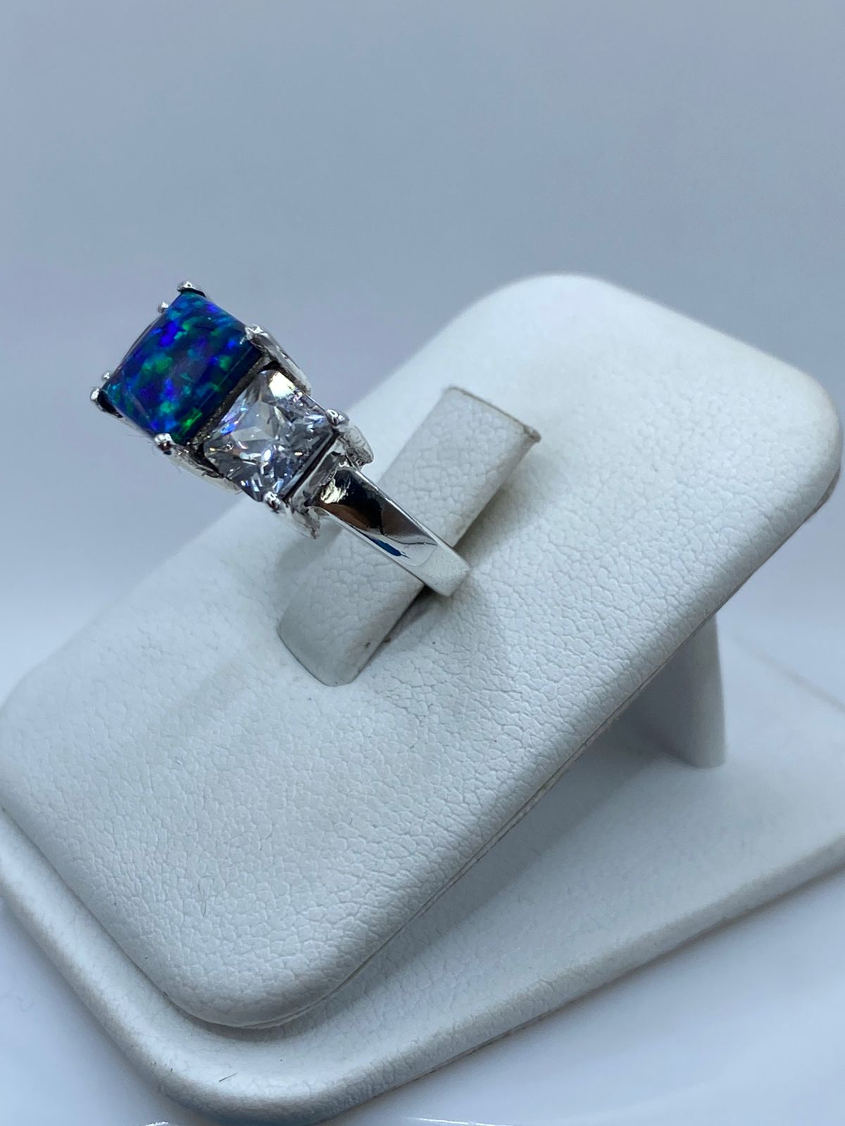 ANILLO DE PLATA LEY 925 CON ÓPALO DE FUEGO Y ZIRCONIA