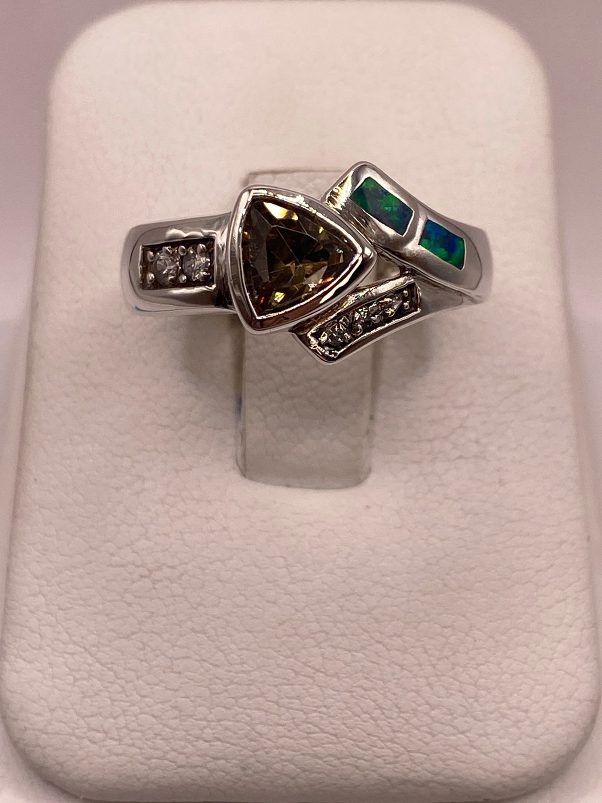 ANILLO DE PLATA LEY 925 CON ÓPALO Y ZIRCONIA COLOR CHAMPAGNE  DISEÑO MODERNO