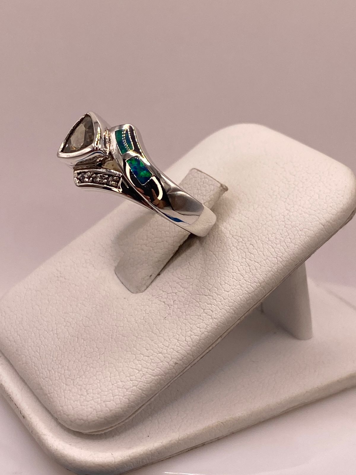 ANILLO DE PLATA LEY 925 CON ÓPALO Y ZIRCONIA COLOR CHAMPAGNE  DISEÑO MODERNO