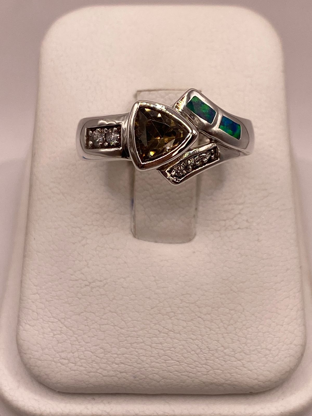ANILLO DE PLATA LEY 925 CON ÓPALO Y ZIRCONIA COLOR CHAMPAGNE  DISEÑO MODERNO