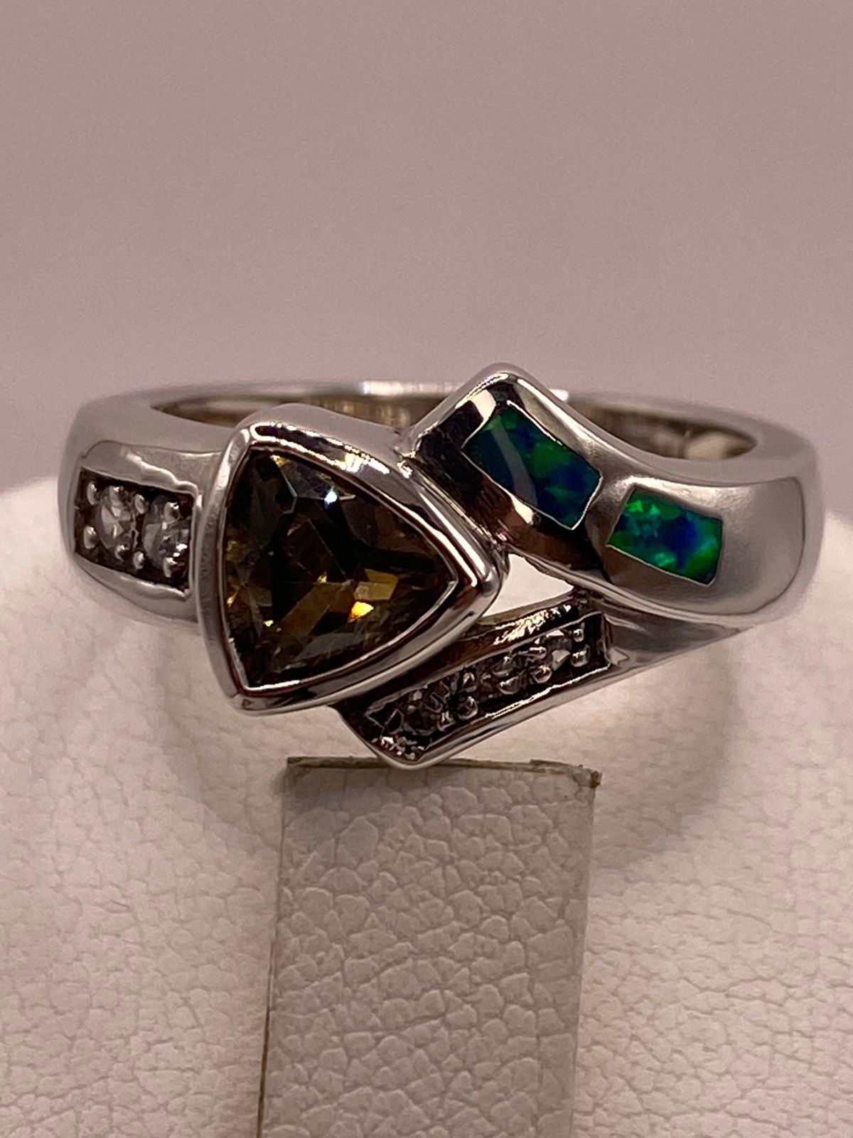 ANILLO DE PLATA LEY 925 CON ÓPALO Y ZIRCONIA COLOR CHAMPAGNE  DISEÑO MODERNO