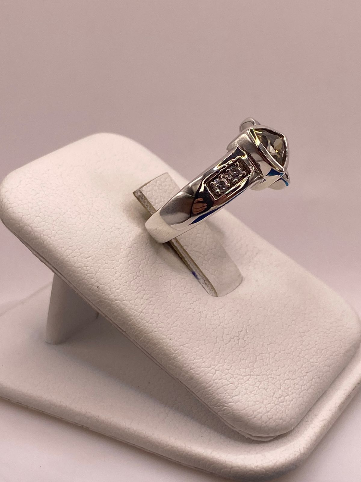 ANILLO DE PLATA LEY 925 CON ÓPALO Y ZIRCONIA COLOR CHAMPAGNE  DISEÑO MODERNO