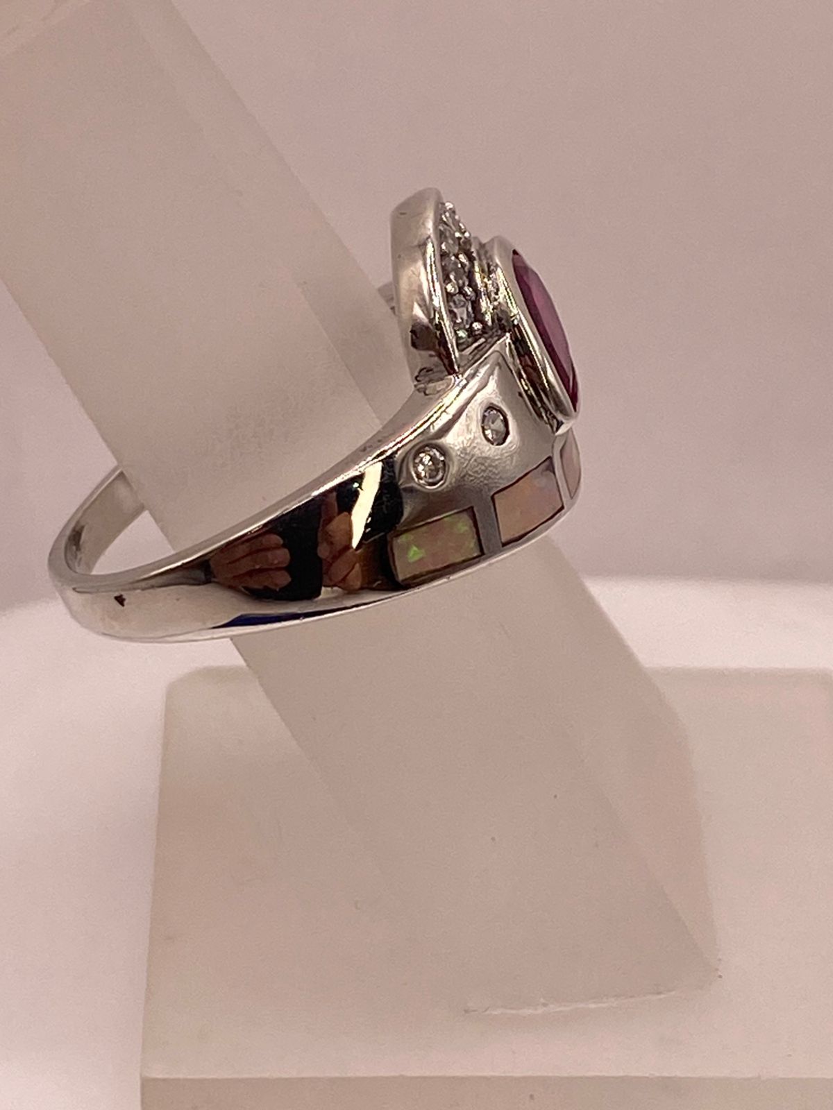 ANILLO DE PLATA LEY 925 CON ÓPALO DE FUEGO, ZIRCONIA FUCSIA Y DETALLES DE ZIRCONIA