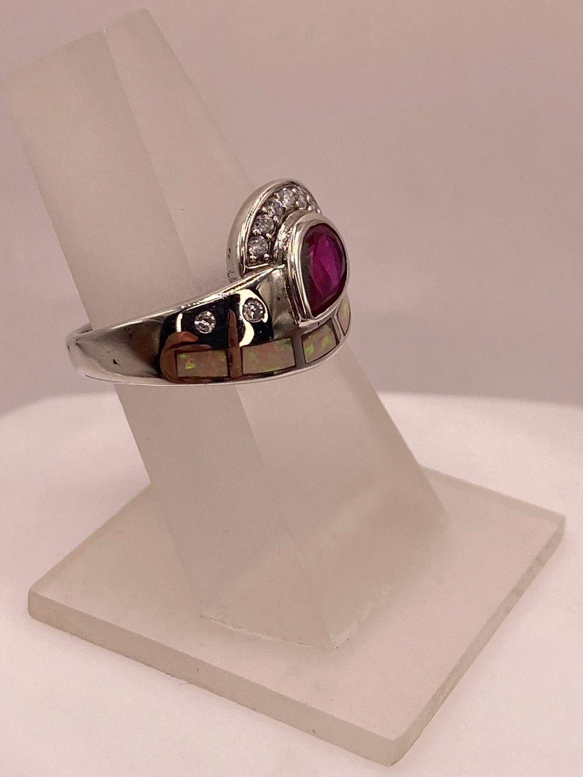 ANILLO DE PLATA LEY 925 CON ÓPALO DE FUEGO, ZIRCONIA FUCSIA Y DETALLES DE ZIRCONIA
