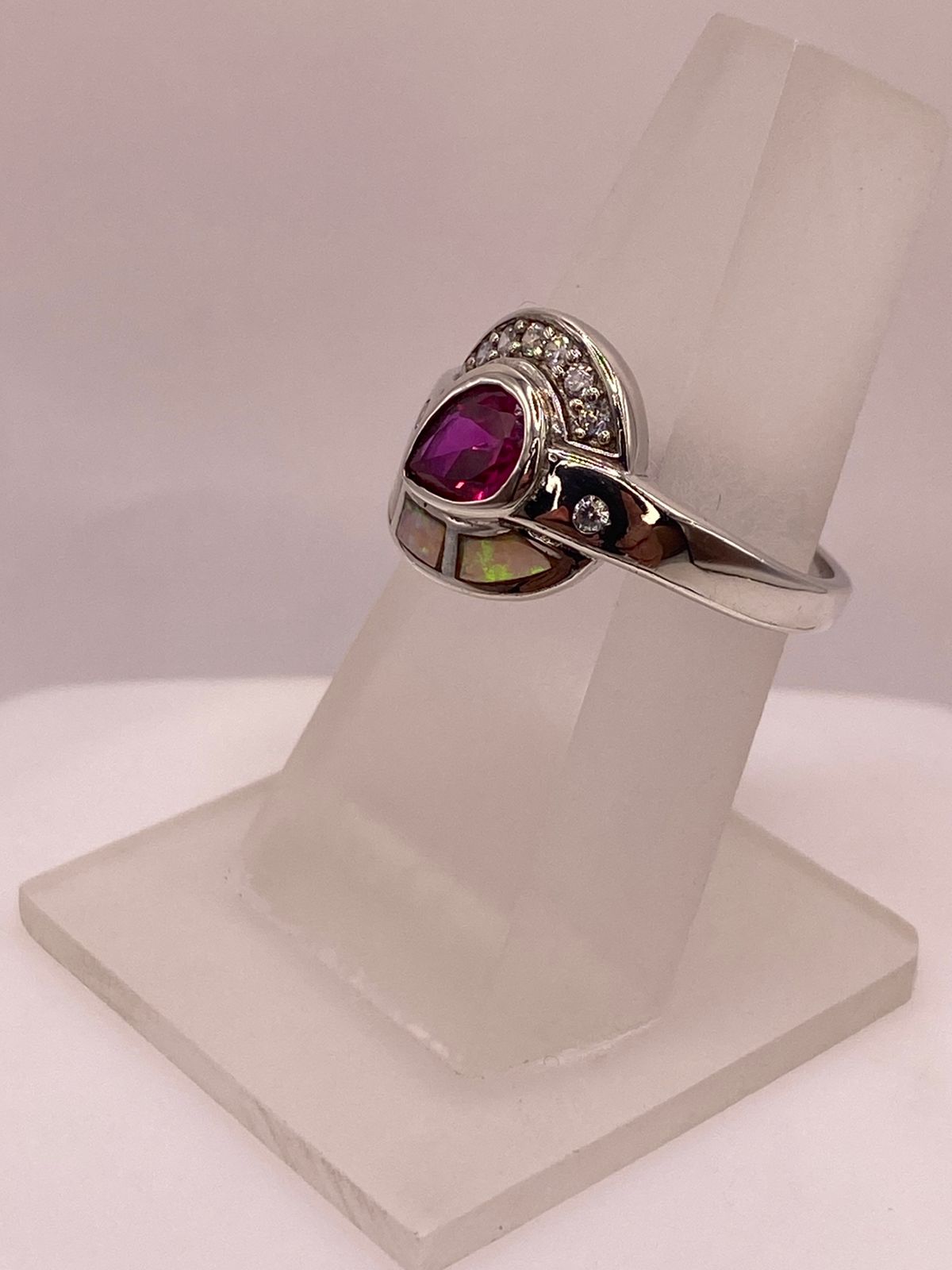 ANILLO DE PLATA LEY 925 CON ÓPALO DE FUEGO, ZIRCONIA FUCSIA Y DETALLES DE ZIRCONIA