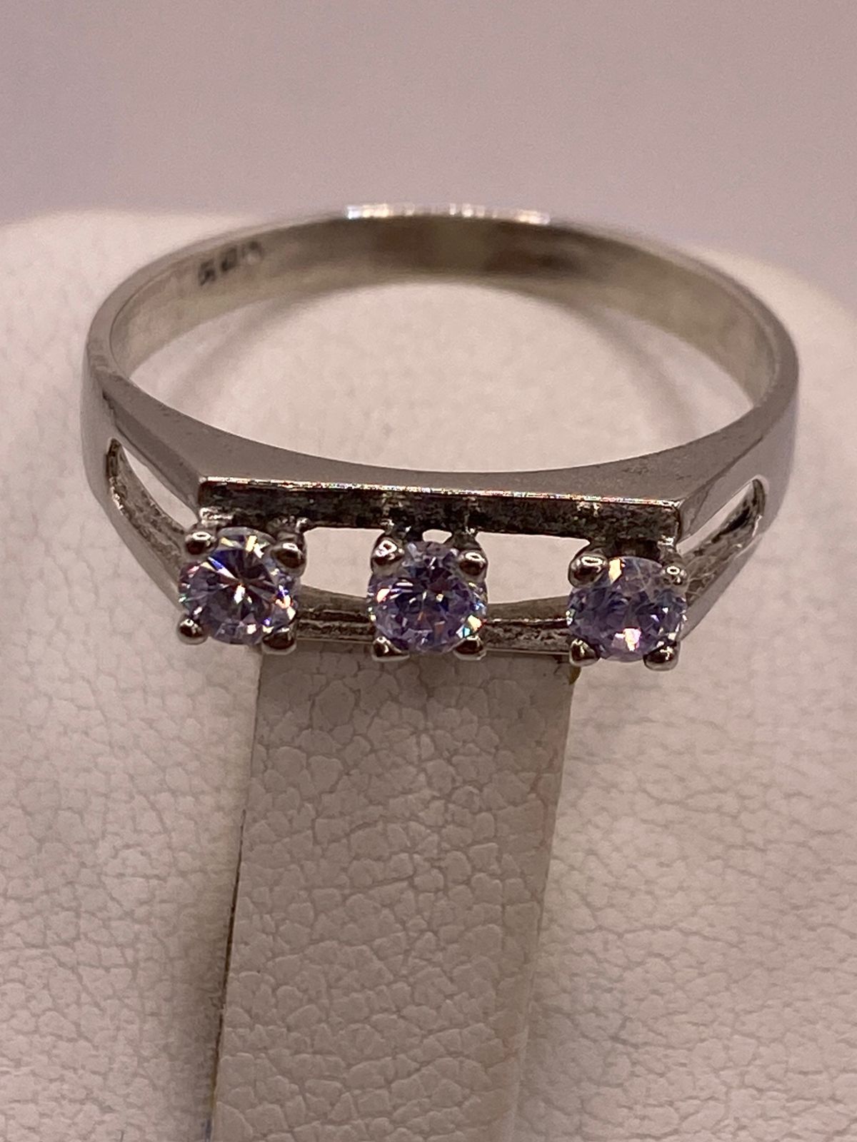ANILLO DE PLATA LEY 925 CON TRES ZIRCONIAS BLANCAS