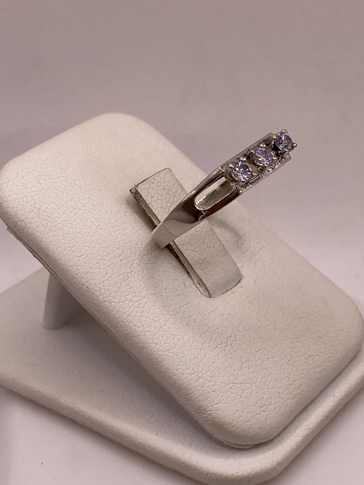ANILLO DE PLATA LEY 925 CON TRES ZIRCONIAS BLANCAS