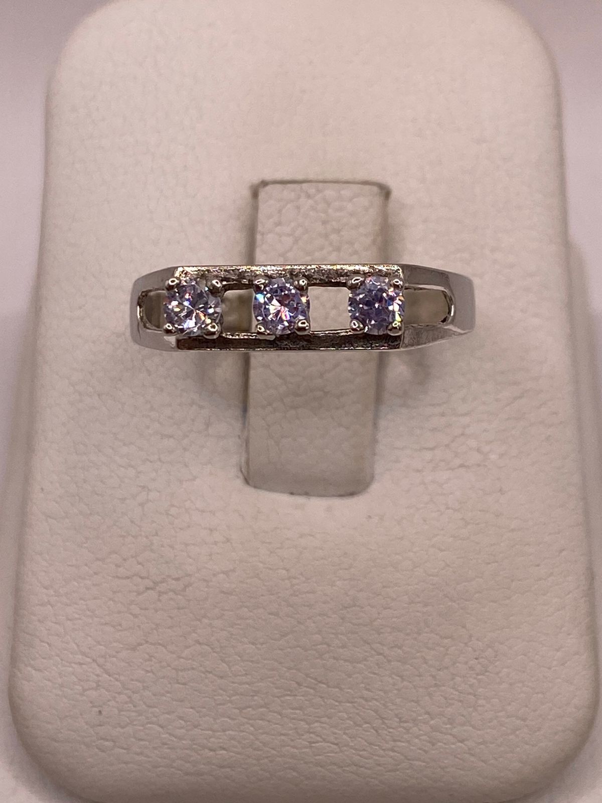 ANILLO DE PLATA LEY 925 CON TRES ZIRCONIAS BLANCAS