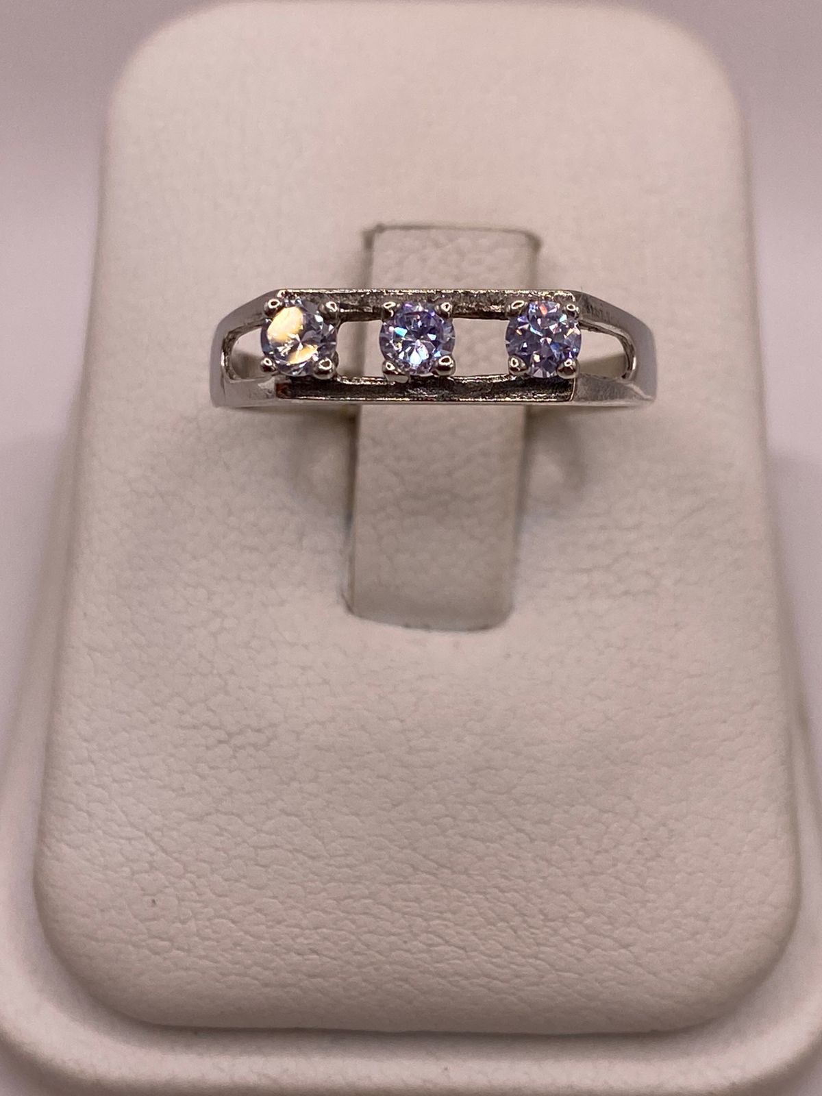 ANILLO DE PLATA LEY 925 CON TRES ZIRCONIAS BLANCAS