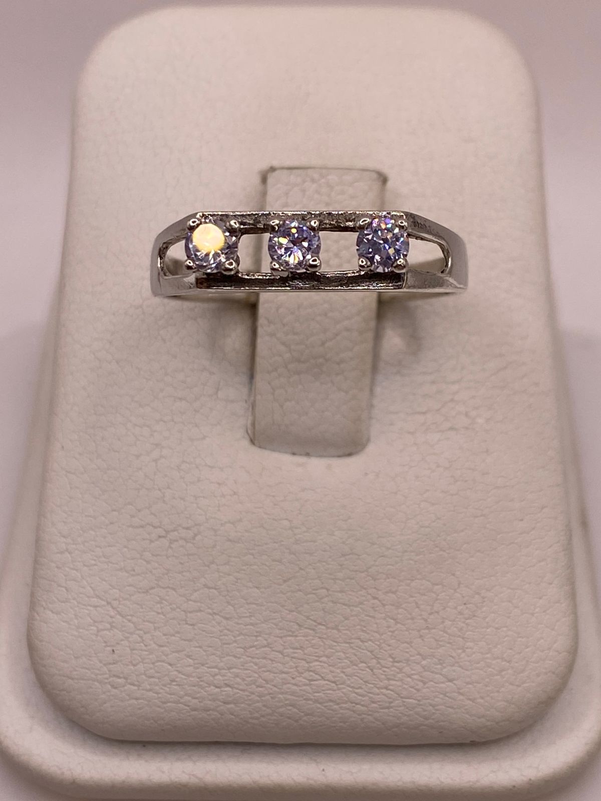 ANILLO DE PLATA LEY 925 CON TRES ZIRCONIAS BLANCAS