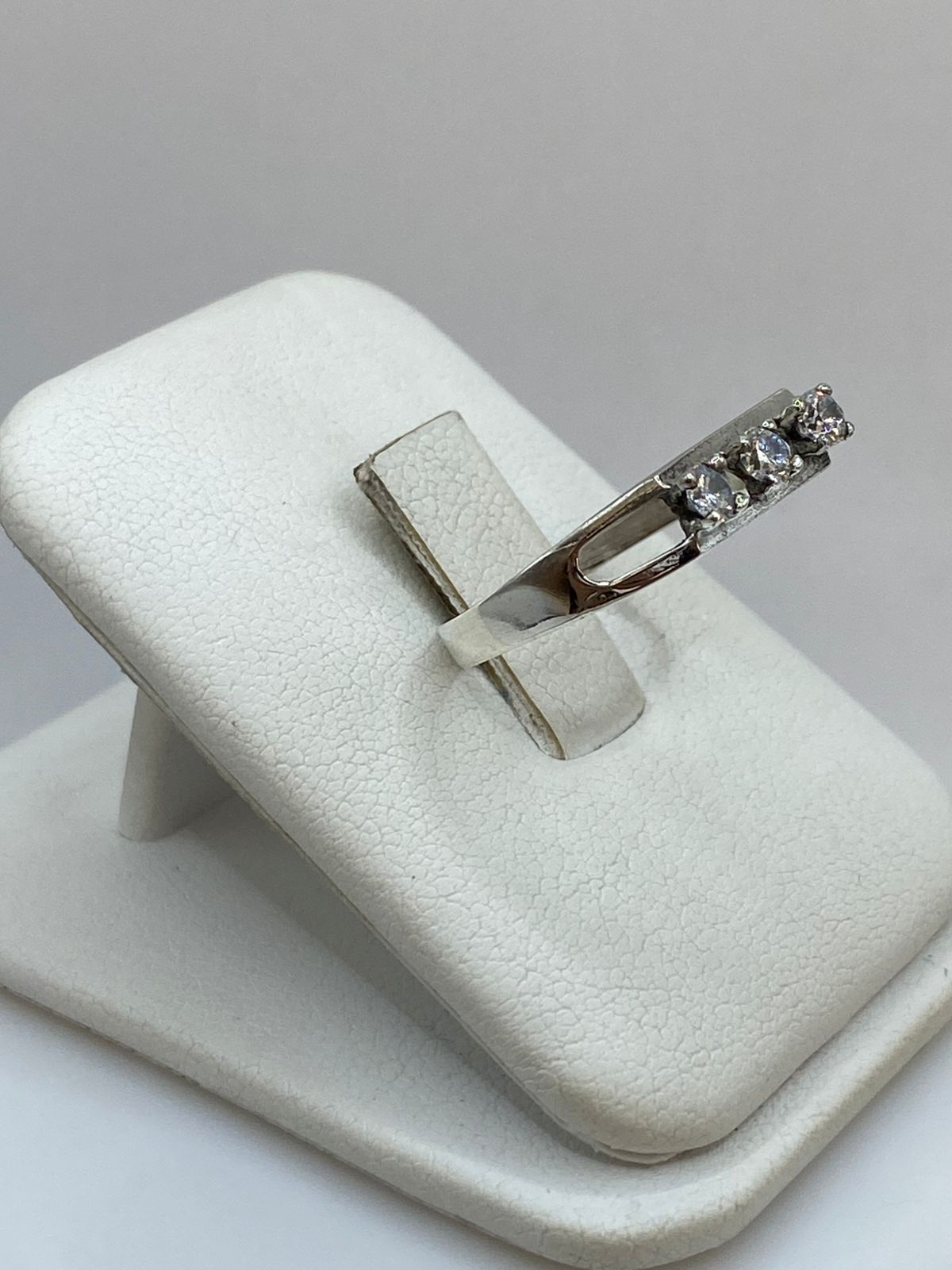 Anillo de Plata Ley 925 con Tres Zirconias Blancas