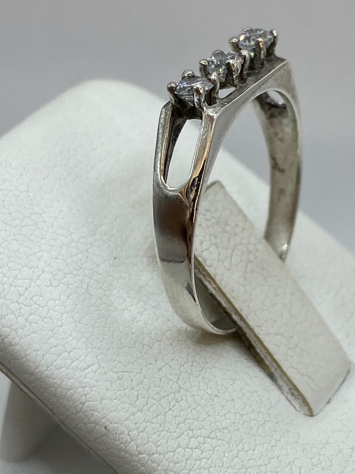 Anillo de Plata Ley 925 con Tres Zirconias Blancas
