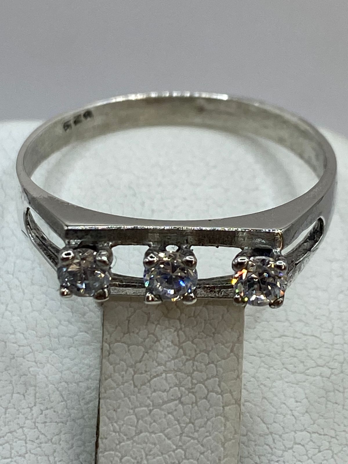 Anillo de Plata Ley 925 con Tres Zirconias Blancas