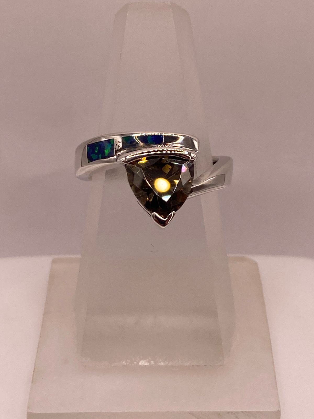 ANILLO DE PLATA LEY 925 CON ZIRCONIA AHUMADA, ÓPALO DE FUEGO Y DISEÑO MODERNO