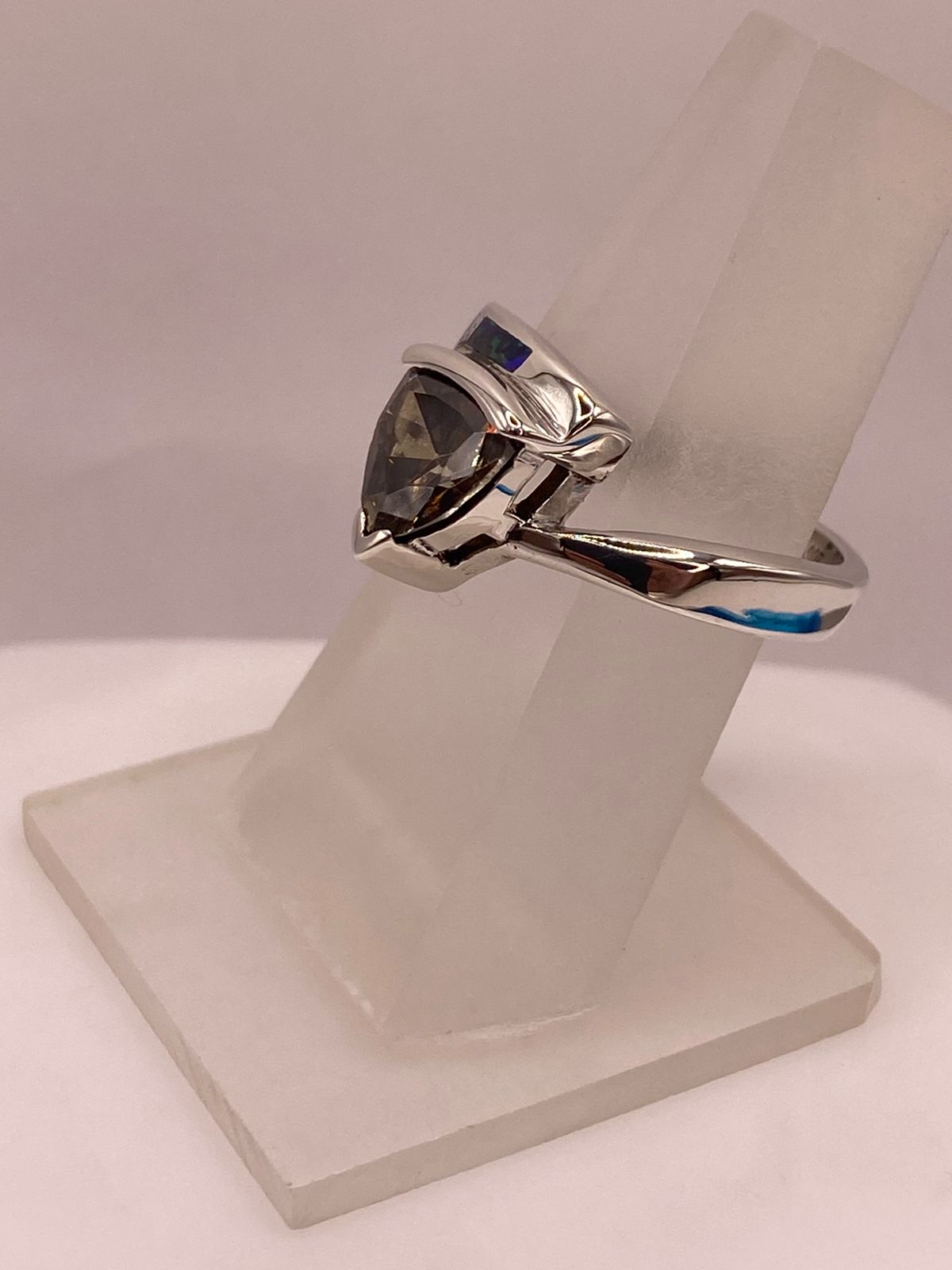 ANILLO DE PLATA LEY 925 CON ZIRCONIA AHUMADA, ÓPALO DE FUEGO Y DISEÑO MODERNO
