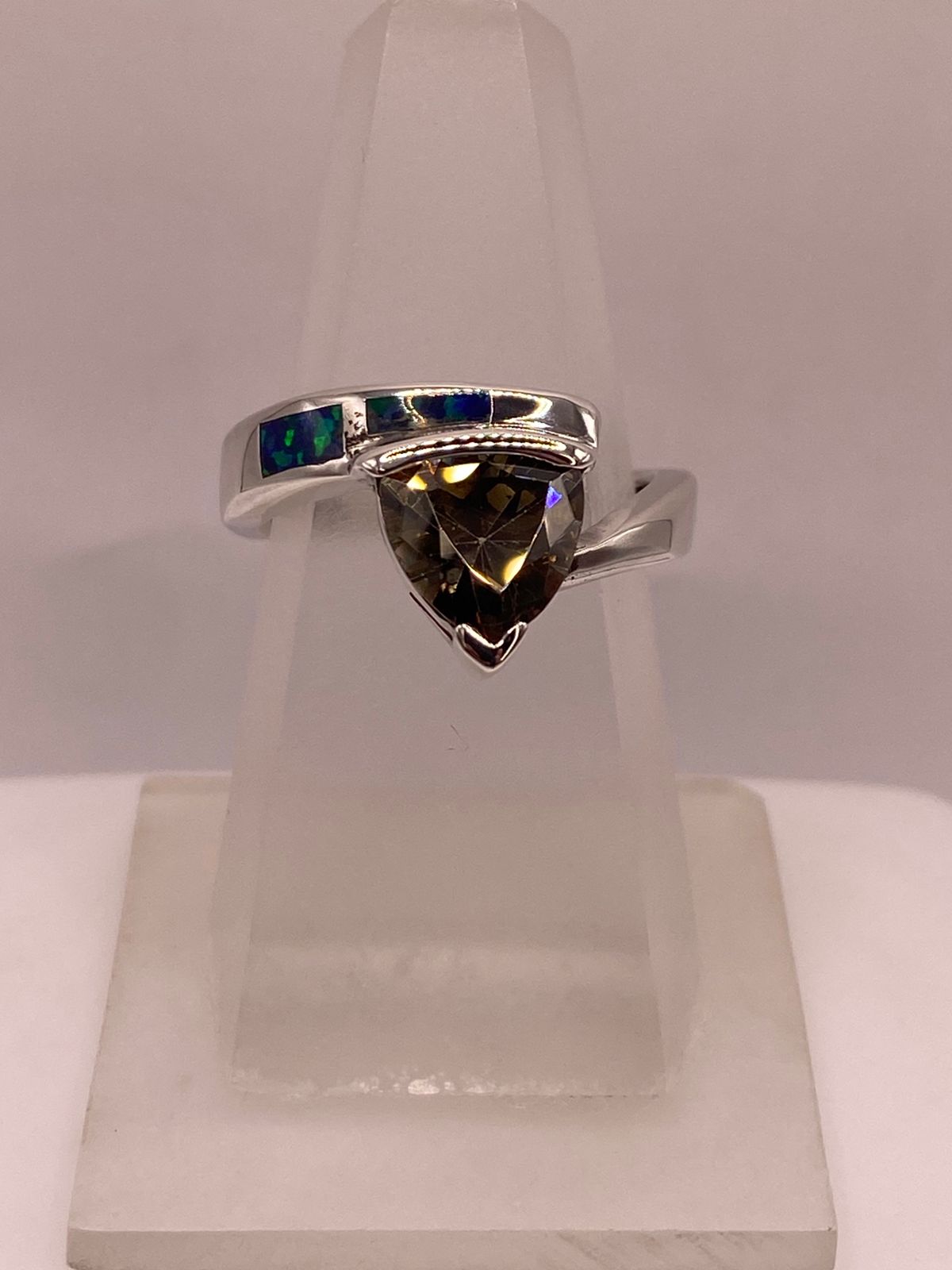 ANILLO DE PLATA LEY 925 CON ZIRCONIA AHUMADA, ÓPALO DE FUEGO Y DISEÑO MODERNO
