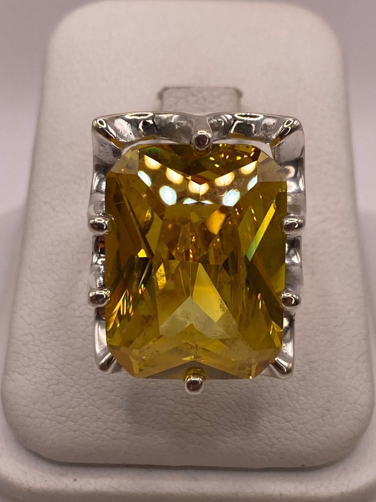 Anillo de Plata Ley 925 con Zirconia Amarilla Corte Radiante Diseño Elegante
