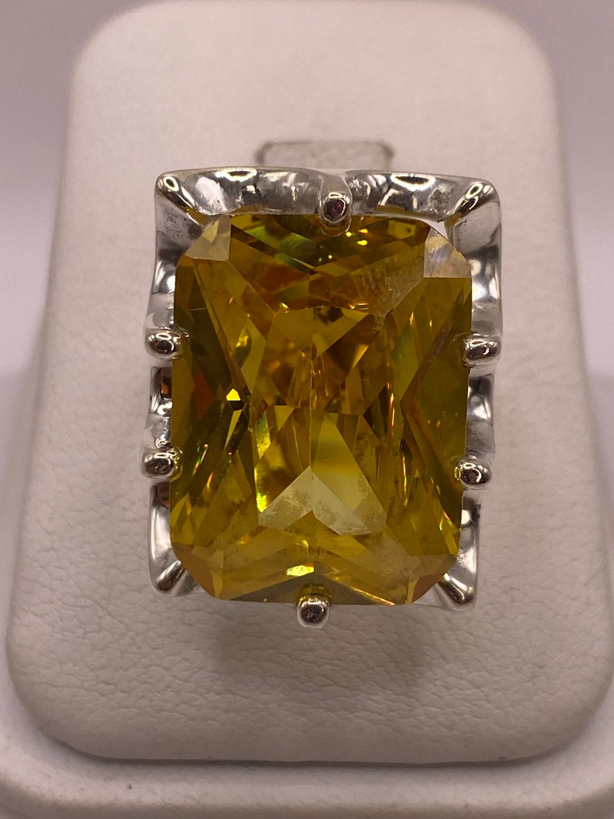 Anillo de Plata Ley 925 con Zirconia Amarilla Corte Radiante Diseño Elegante