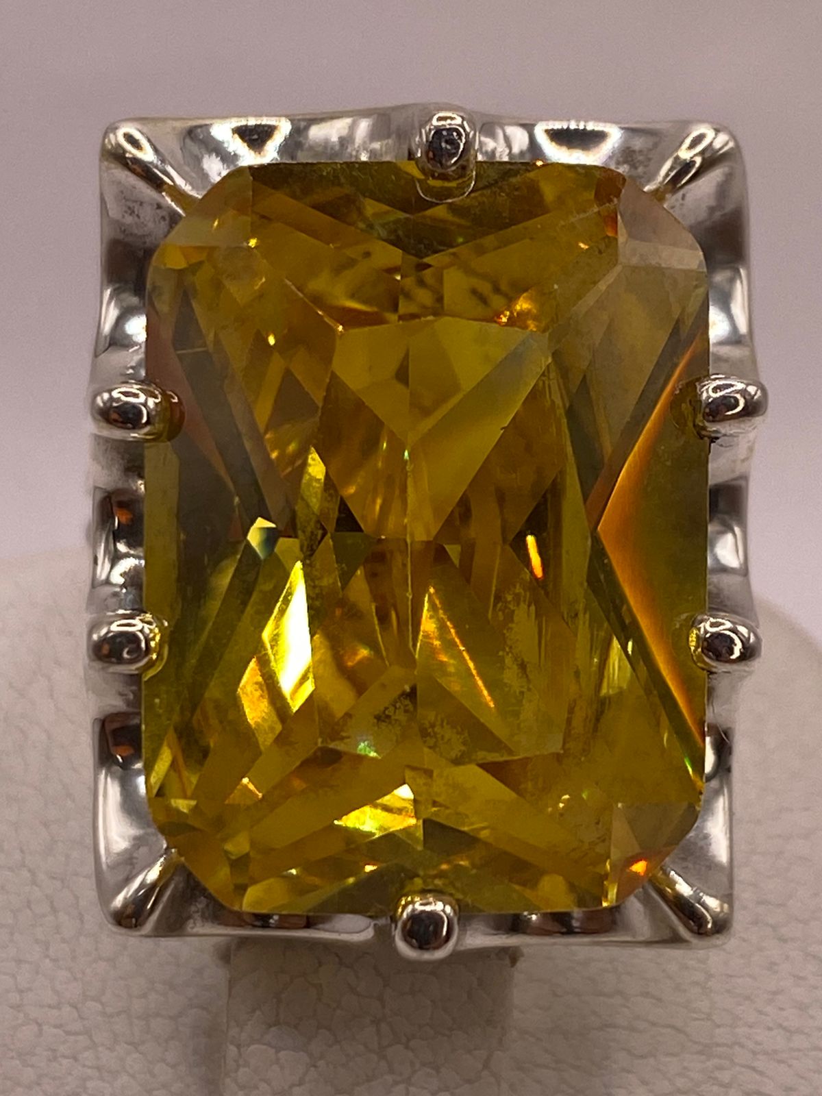 Anillo de Plata Ley 925 con Zirconia Amarilla Corte Radiante Diseño Elegante