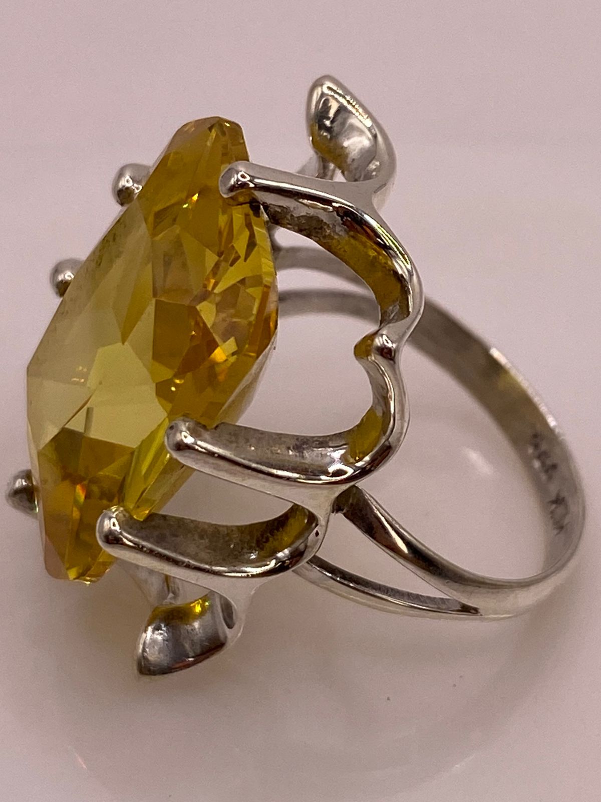 Anillo de Plata Ley 925 con Zirconia Amarilla Corte Radiante Diseño Elegante