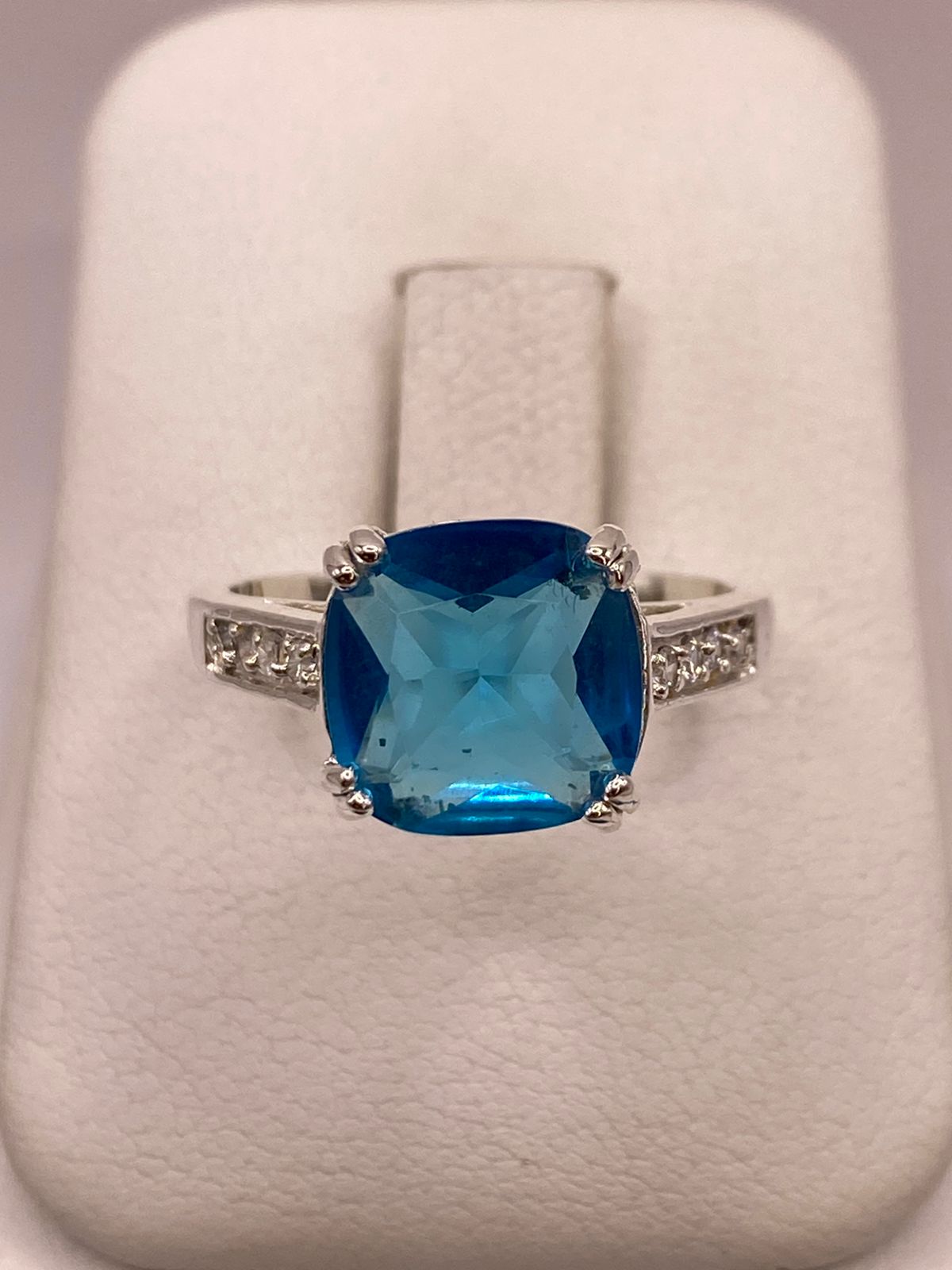 Anillo de Plata Ley 925 con Zirconia Azul Corte Cojín Diseño Clásico Elegante