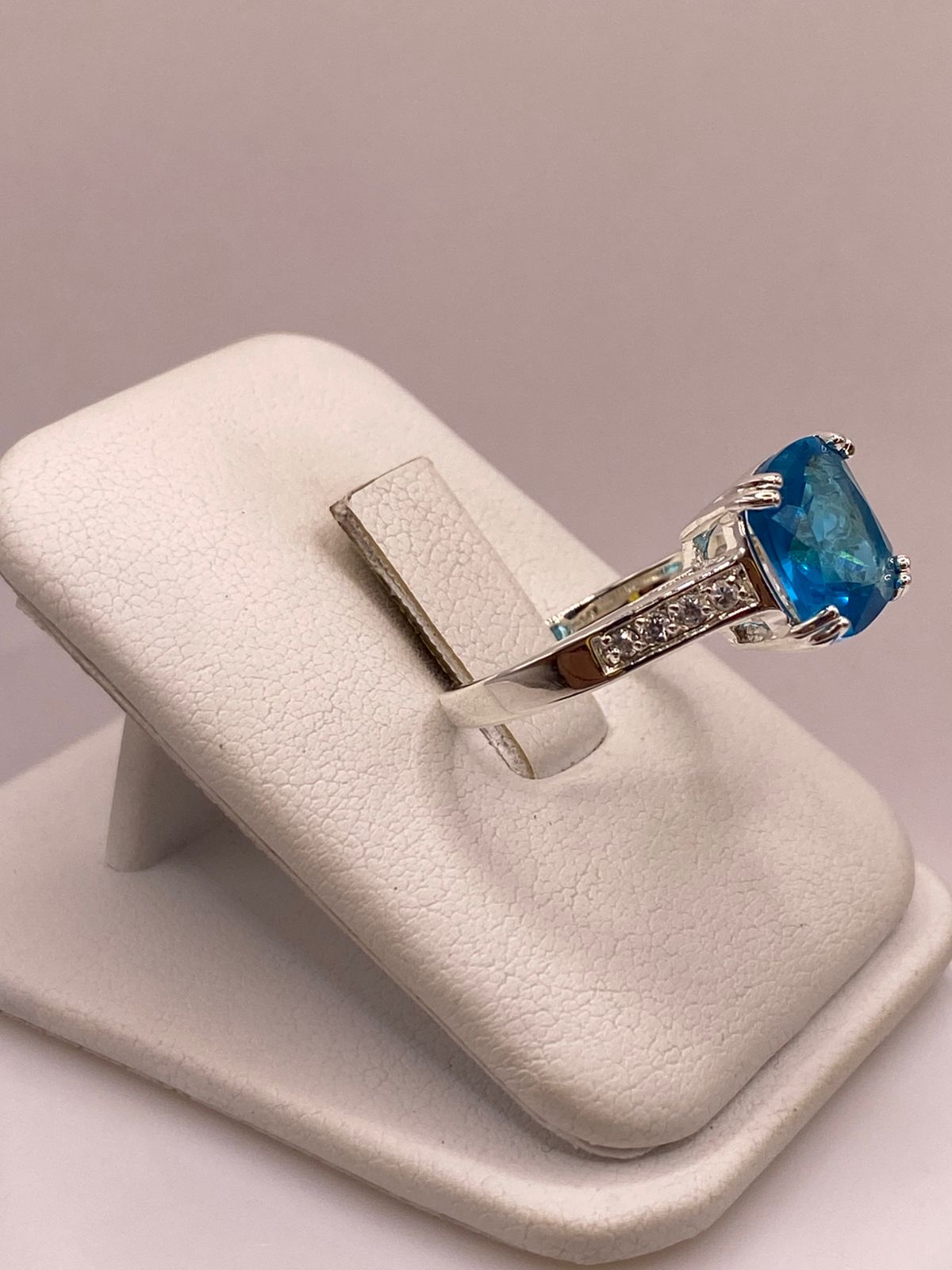 Anillo de Plata Ley 925 con Zirconia Azul Corte Cojín Diseño Clásico Elegante