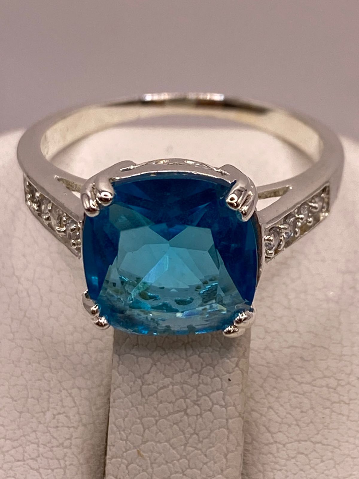 Anillo de Plata Ley 925 con Zirconia Azul Corte Cojín Diseño Clásico Elegante