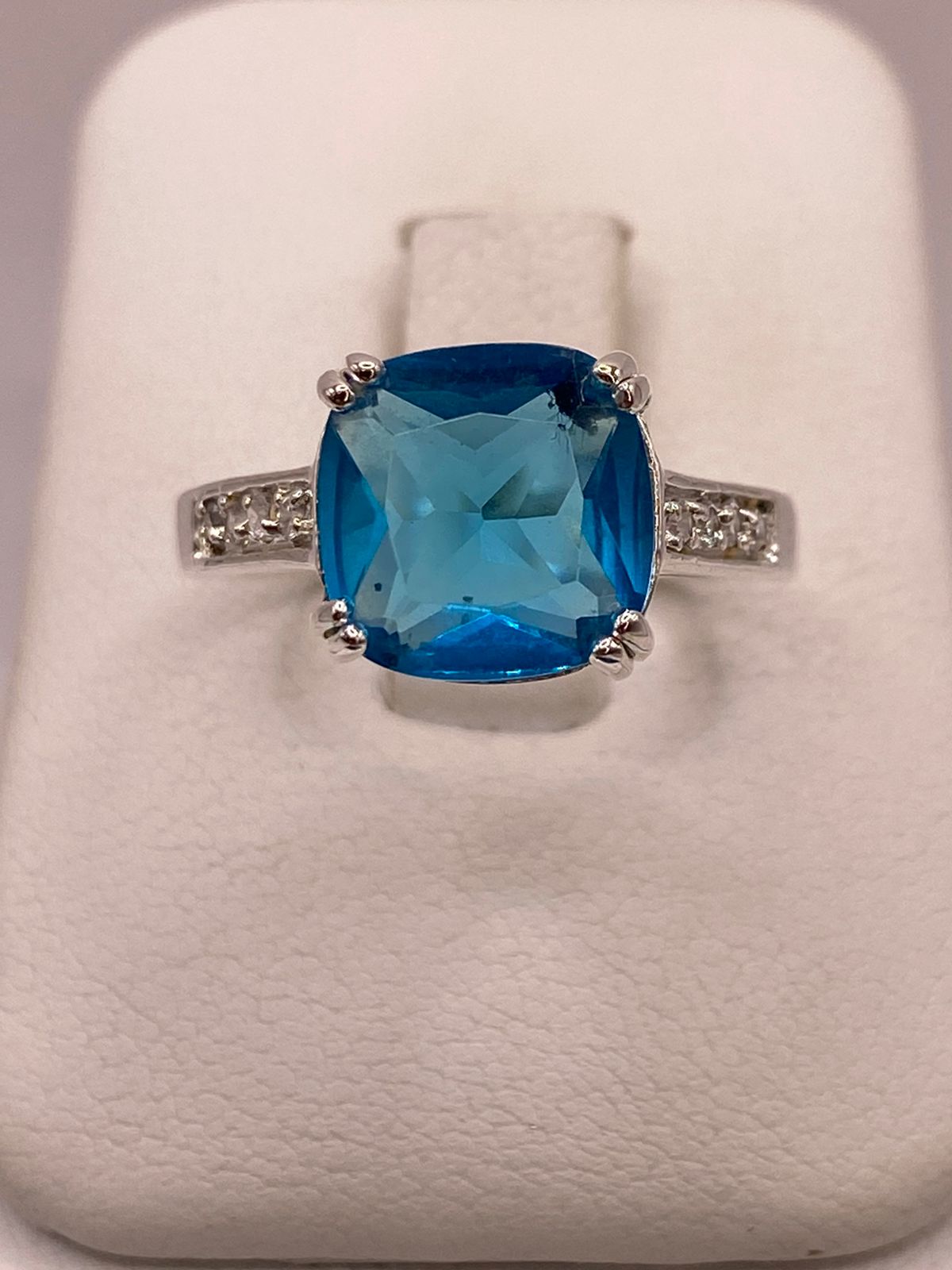Anillo de Plata Ley 925 con Zirconia Azul Corte Cojín Diseño Clásico Elegante