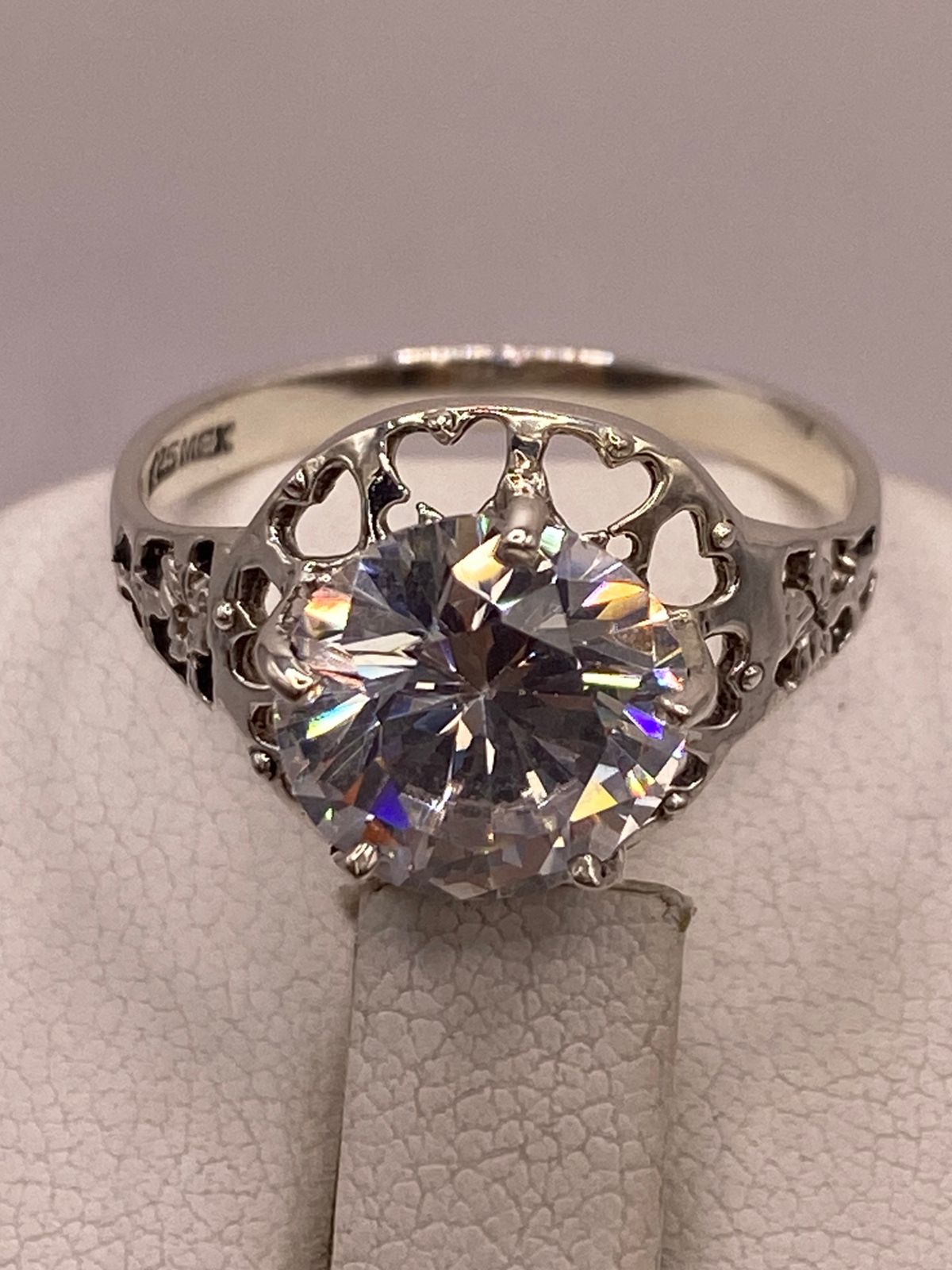 ANILLO DE PLATA LEY 925 CON ZIRCONIA BLANCA Y CORAZONES CALADOS