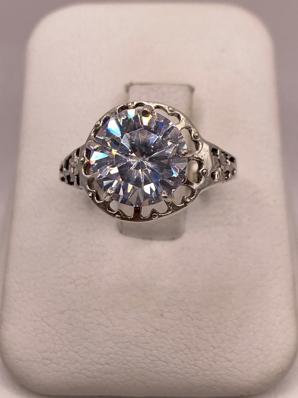 ANILLO DE PLATA LEY 925 CON ZIRCONIA BLANCA Y CORAZONES CALADOS
