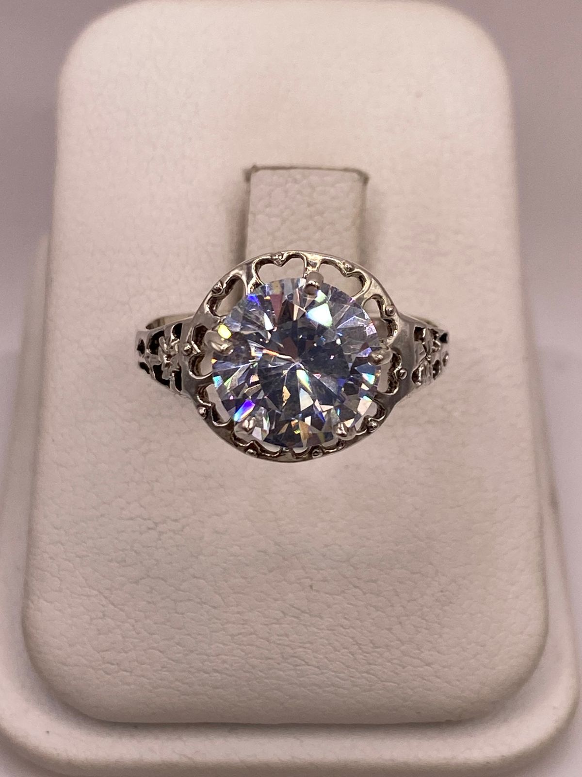 ANILLO DE PLATA LEY 925 CON ZIRCONIA BLANCA Y CORAZONES CALADOS