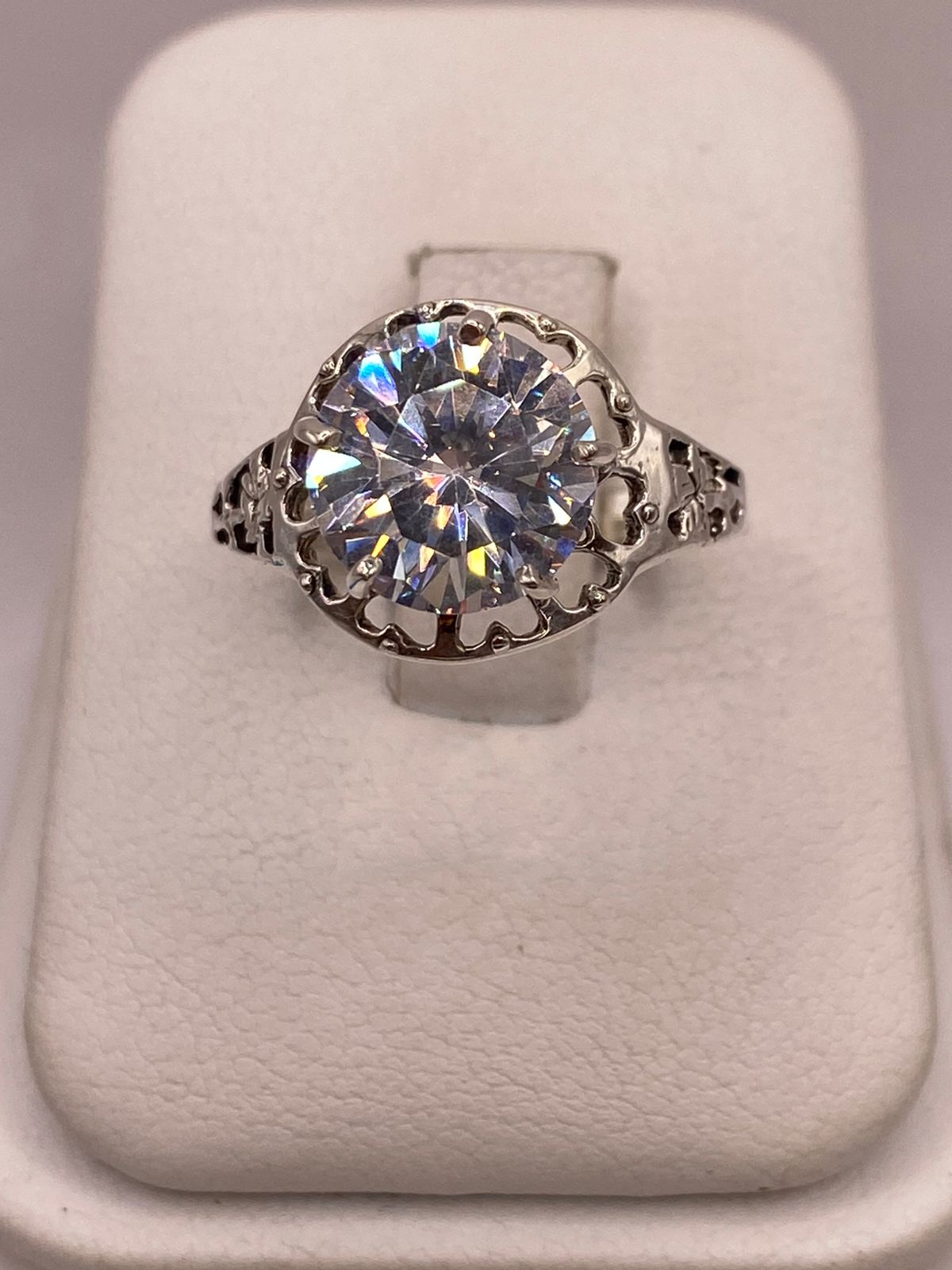 ANILLO DE PLATA LEY 925 CON ZIRCONIA BLANCA Y CORAZONES CALADOS