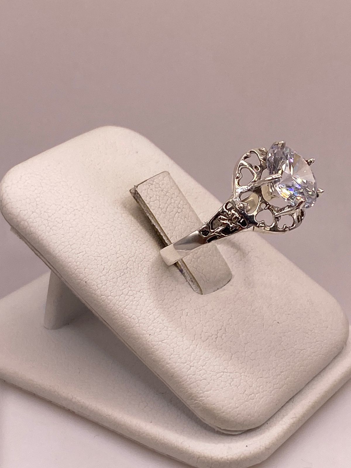 ANILLO DE PLATA LEY 925 CON ZIRCONIA BLANCA Y CORAZONES CALADOS