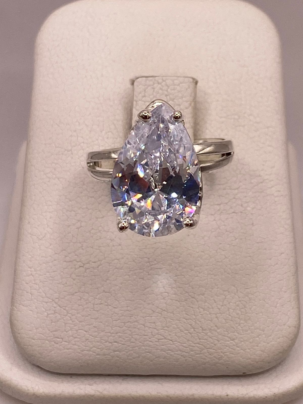 Anillo de Plata Ley 925 con Zirconia Blanca en Corte Gota