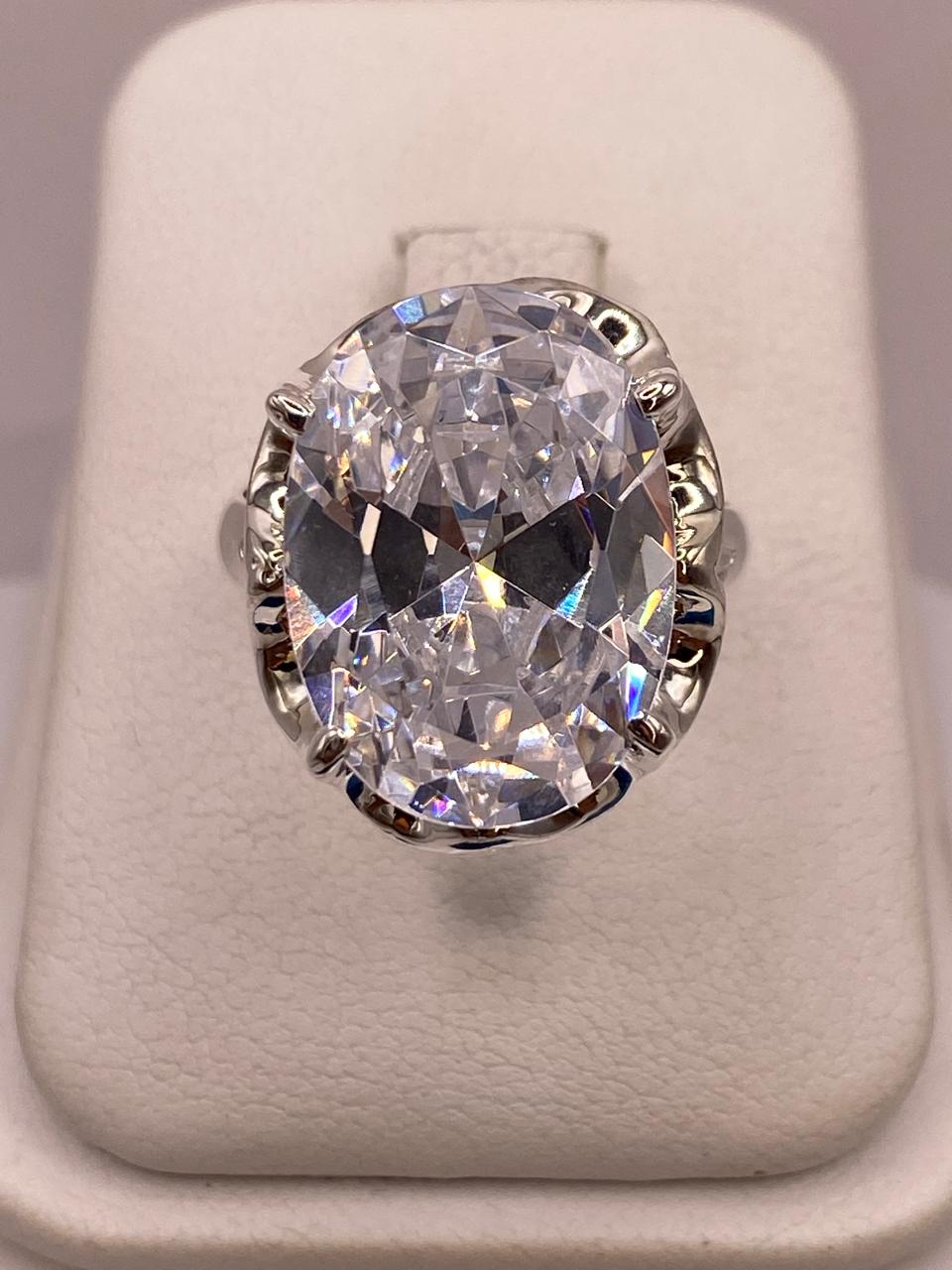 Anillo de Plata Ley 925 con Zirconia Blanca Ovalada