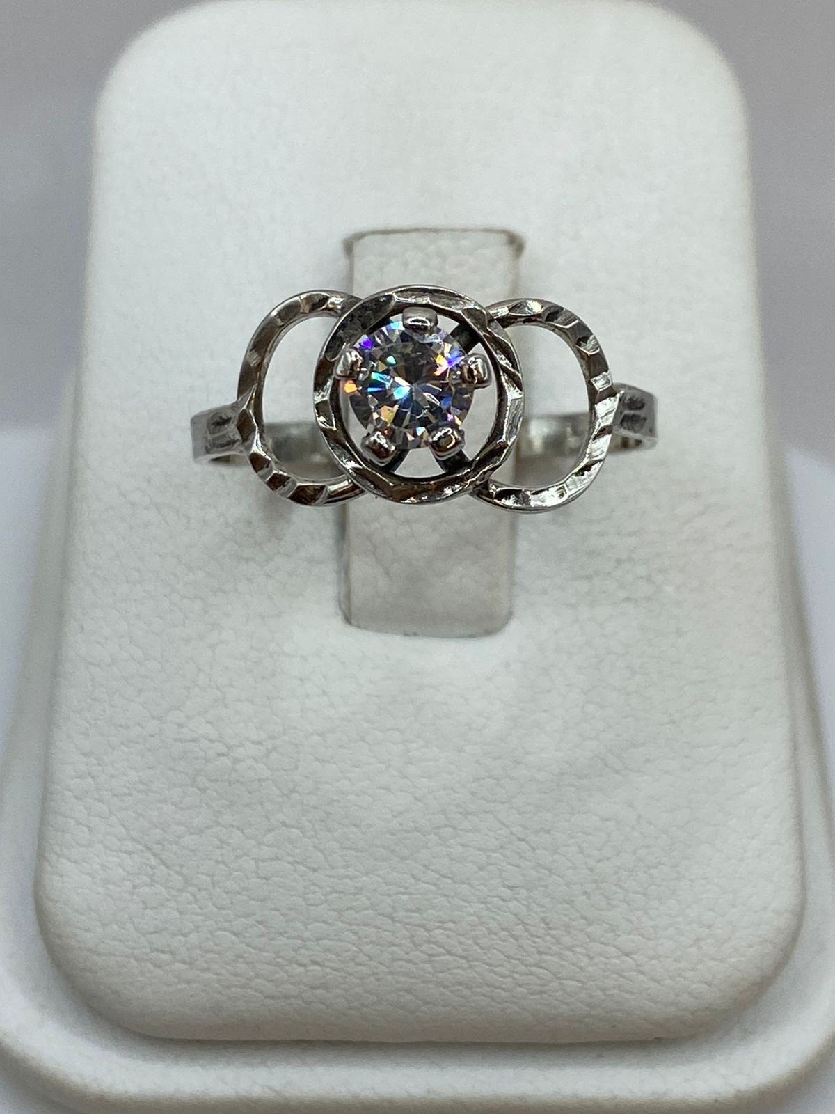 Anillo de Plata Ley 925 con Zirconia Central y Diseño de Círculos Entrelazados