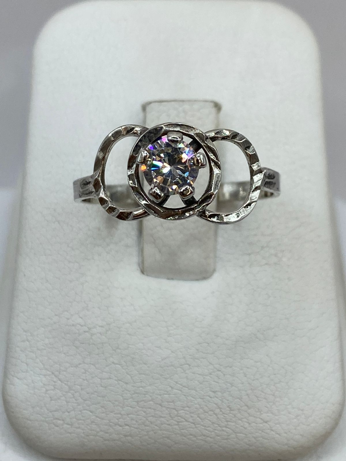 Anillo de Plata Ley 925 con Zirconia Central y Diseño de Círculos Entrelazados